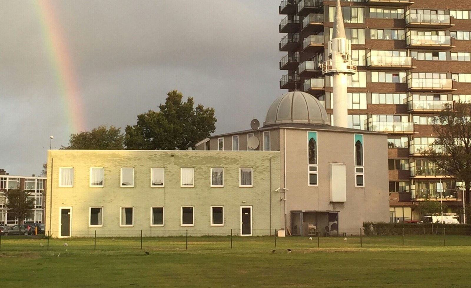 Kuba Moskee in IJmuiden met een regenboog op de achtergrond